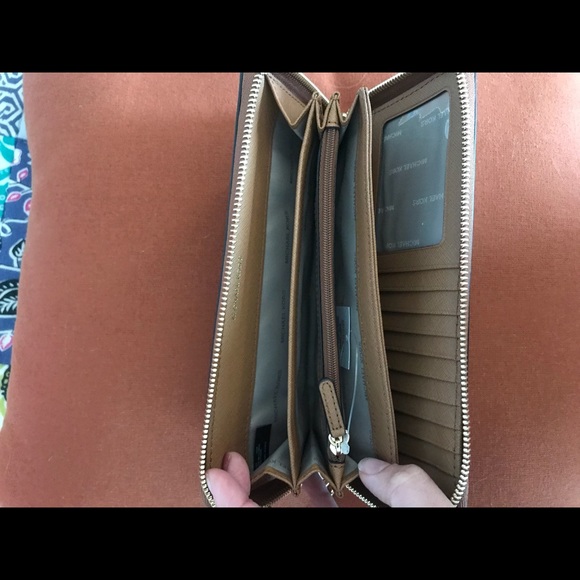 NWT Michael Kors Wallet - Picture 5 of 7